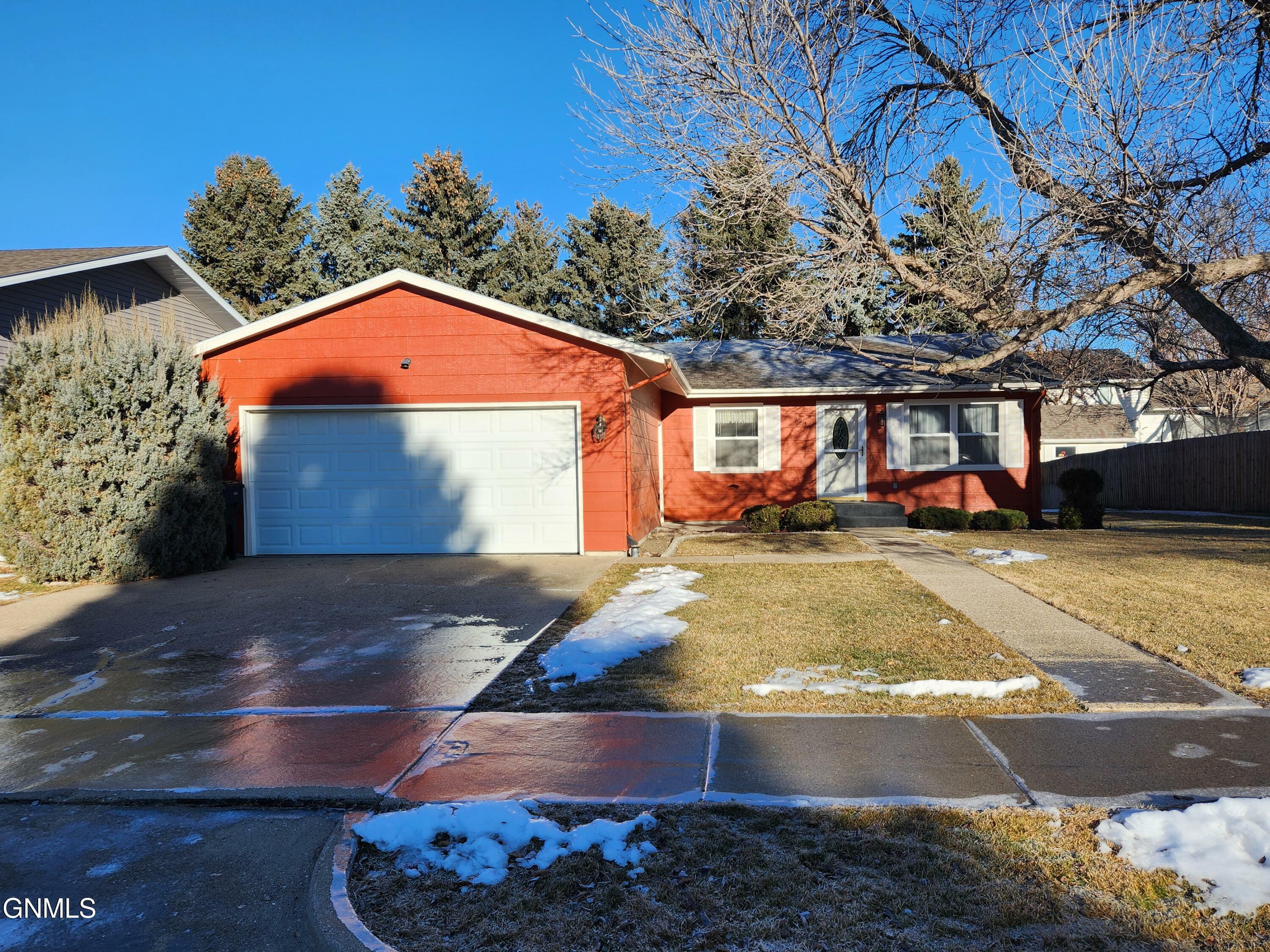 Property Photo:  924 Constitution Drive  ND 58501 