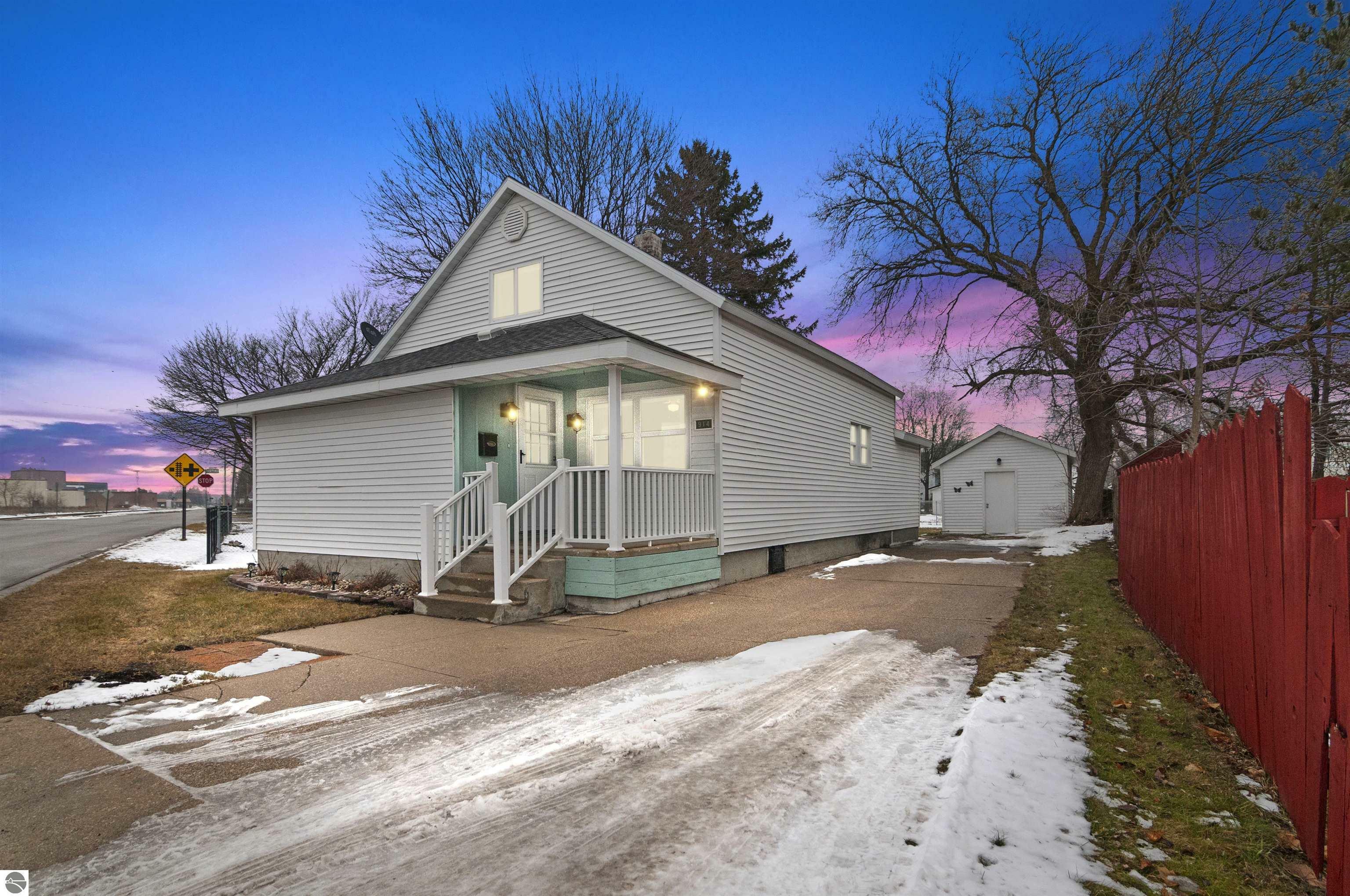 Property Photo:  914 3rd Avenue  MI 49601 