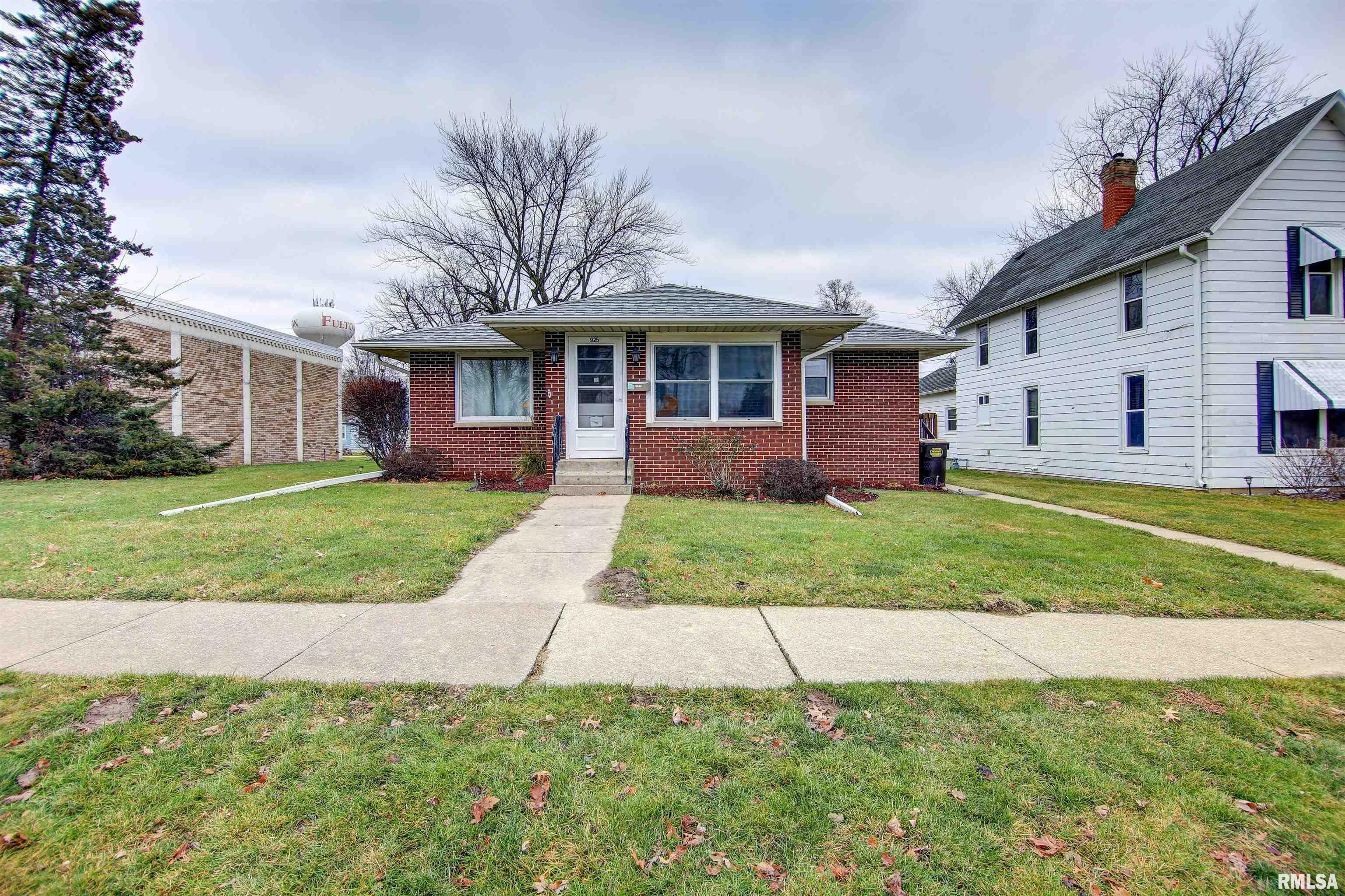 Property Photo:  925 10th Avenue  IL 61252 