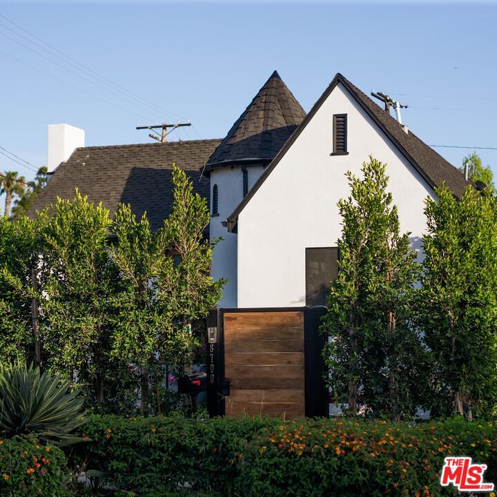 Property Photo:  8700   Dorrington Ave  CA 90048 