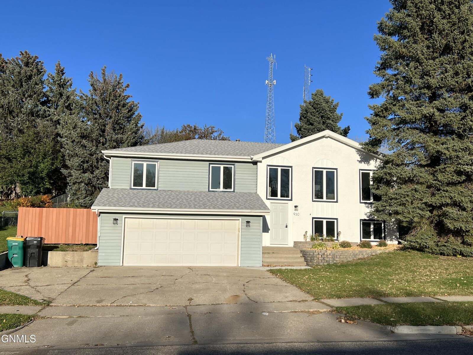 Property Photo:  930 Central Avenue  ND 58501 