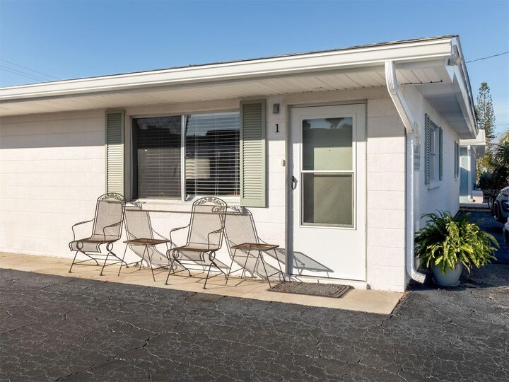 Property Photo:  525 Manatee Court 1  FL 34285 