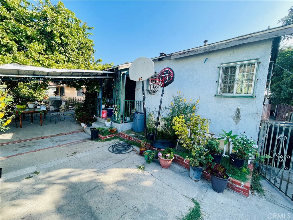 Property Photo:  8510 S Fir Avenue  CA 90001 