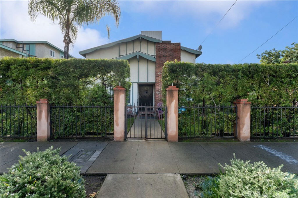 Property Photo:  804 E Kelso Street  CA 90301 