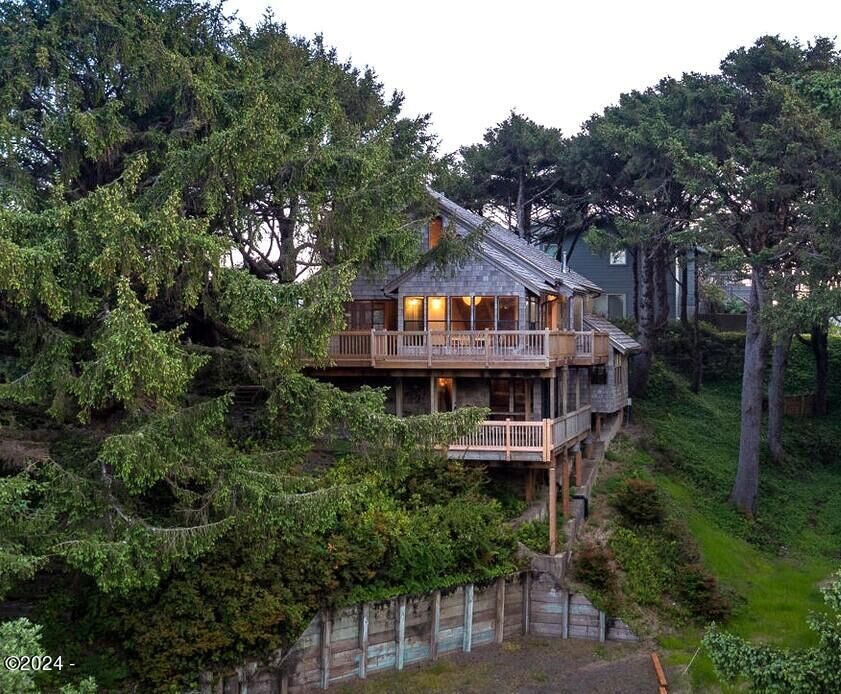 Property Photo: 250 Salishan Dr OR 97388