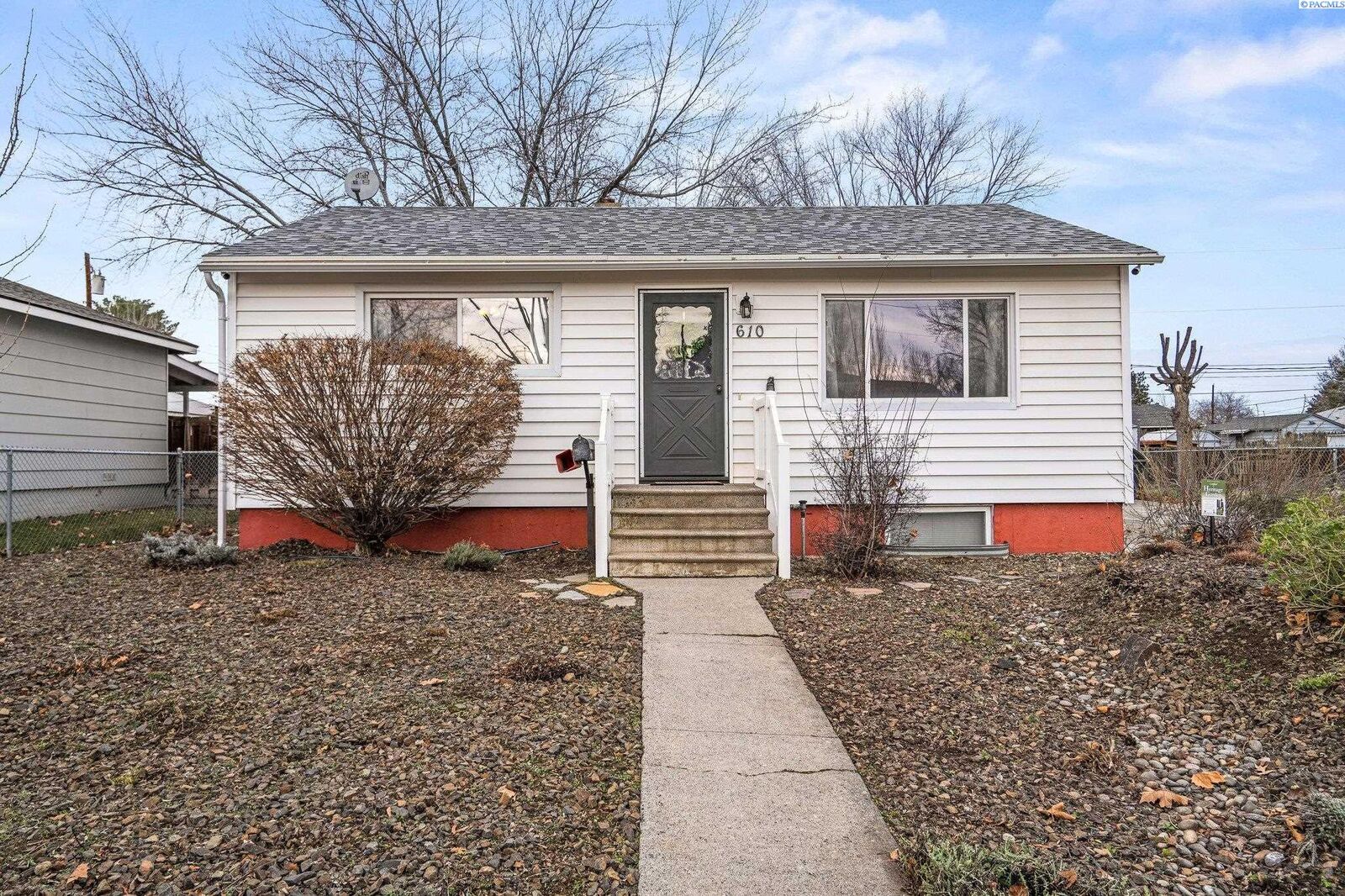 Property Photo:  610 Blue St  WA 99354 