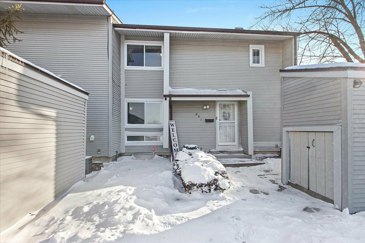 Property Photo: 857 Oakside Lane IL 60484