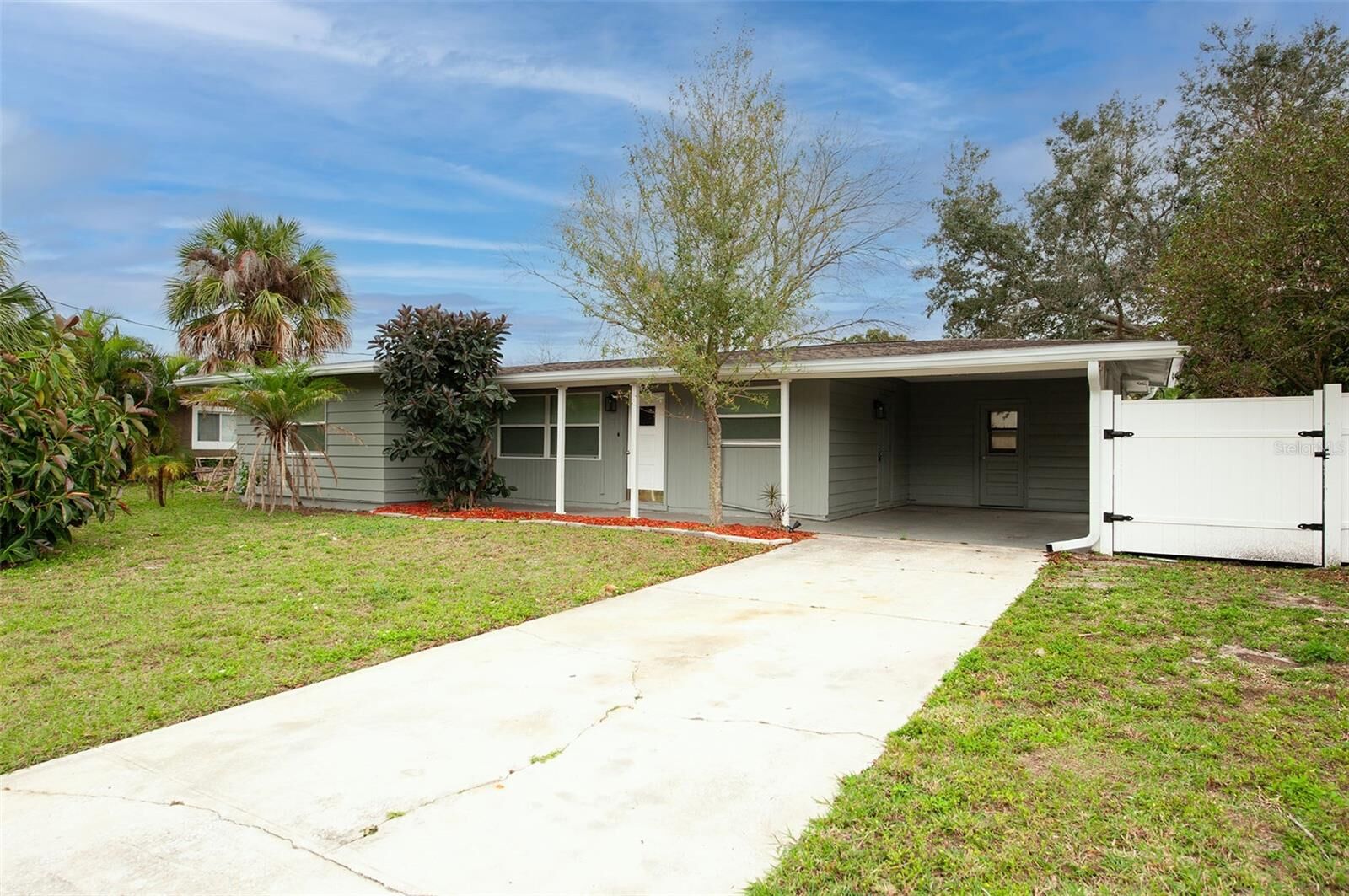 Property Photo:  520 Fairfax Lane  FL 33572 