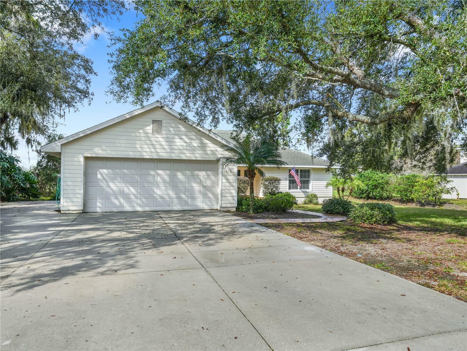 Property Photo:  895 Country Lake Circle  FL 33898 