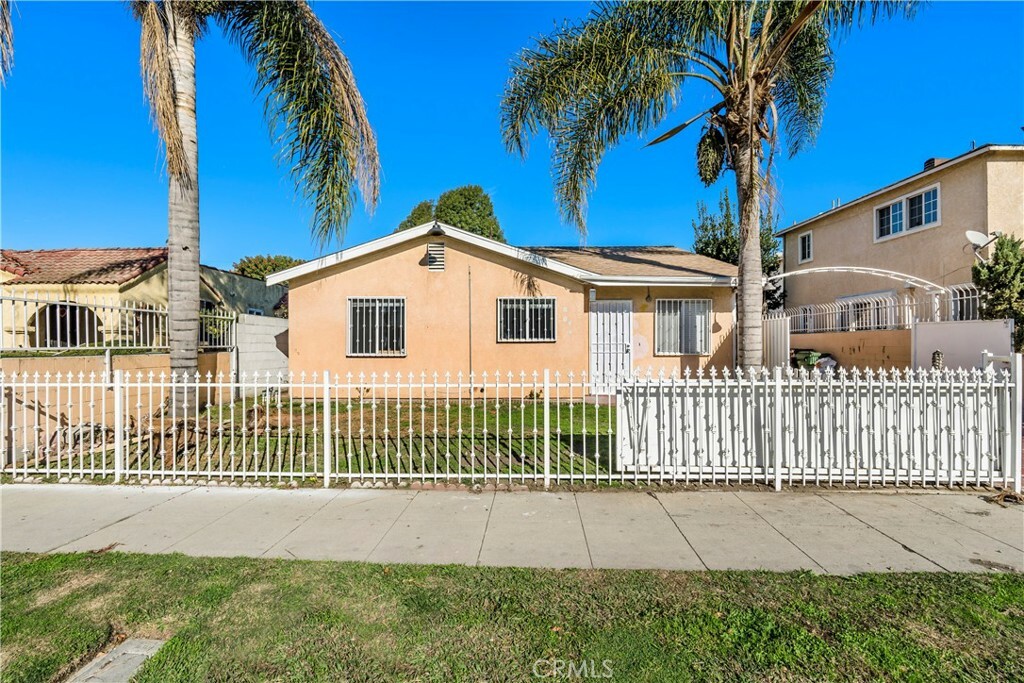 Property Photo:  407 W Magnolia Street  CA 90220 