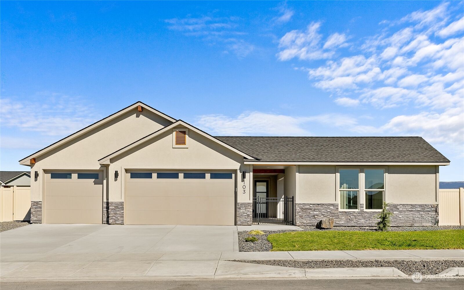 Property Photo:  103 E Chinook Road  WA 98926 