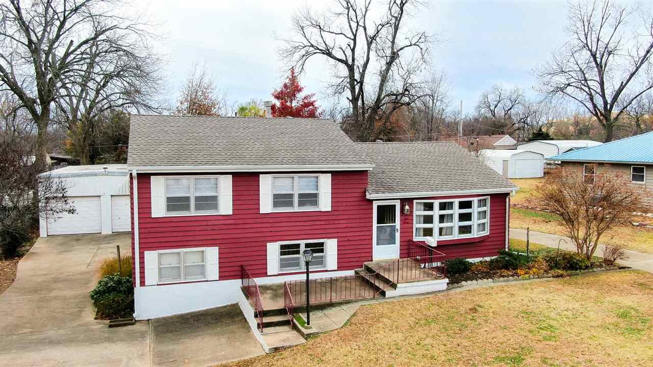 Property Photo:  722 E Albany Ave  OK 74601 