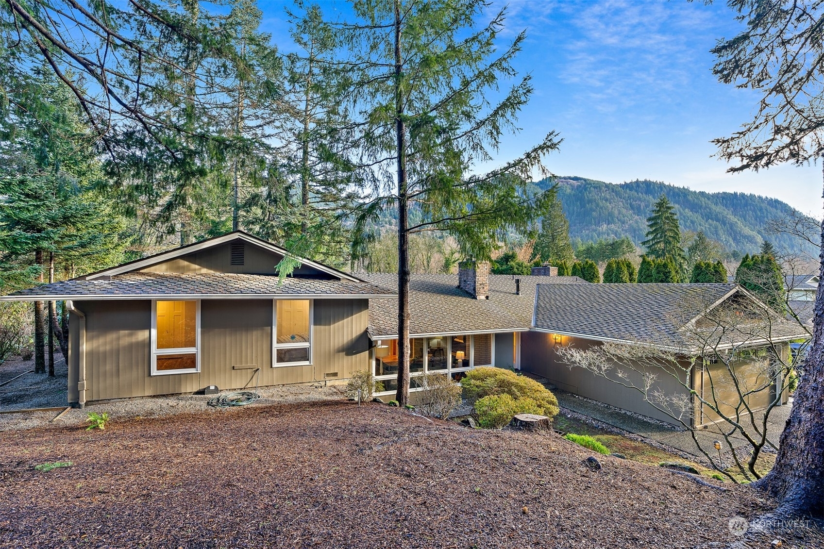 Property Photo:  1590 Sycamore Drive SE  WA 98027 