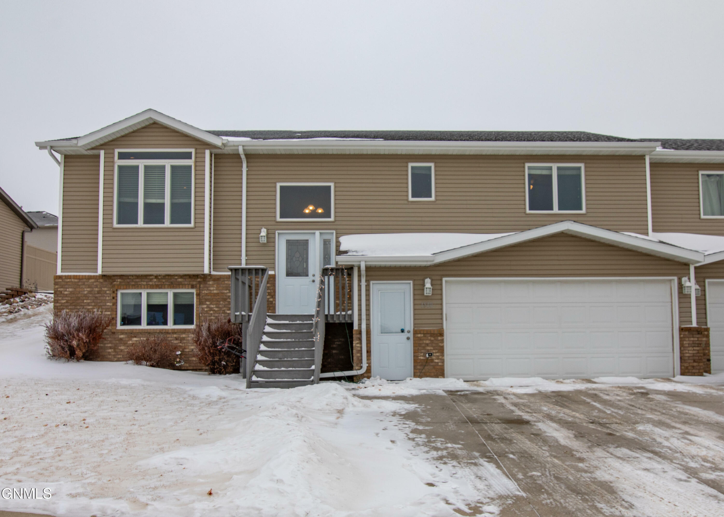 Property Photo:  1510 Sharloh Loop  ND 58501 