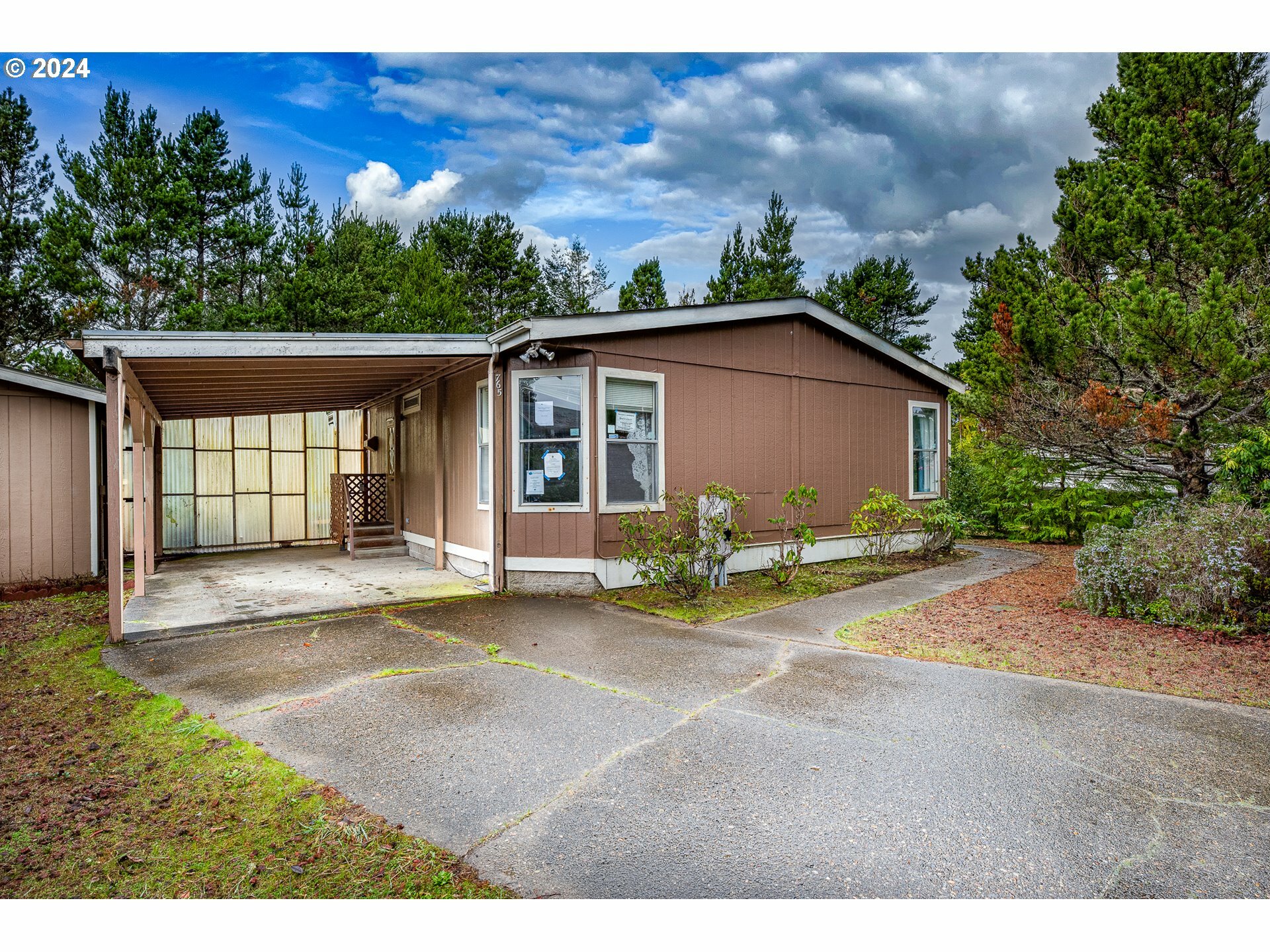 Property Photo: 765 Wecoma Loop OR 97439