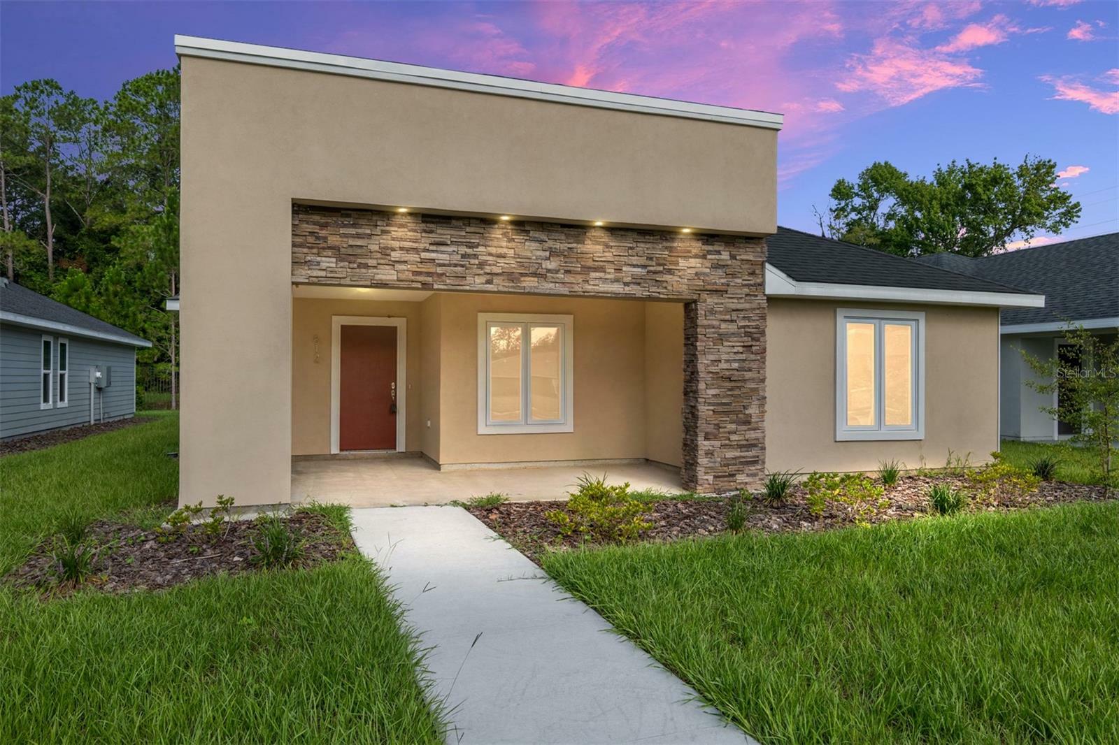 Property Photo: 812 SE 16th Drive FL 32641