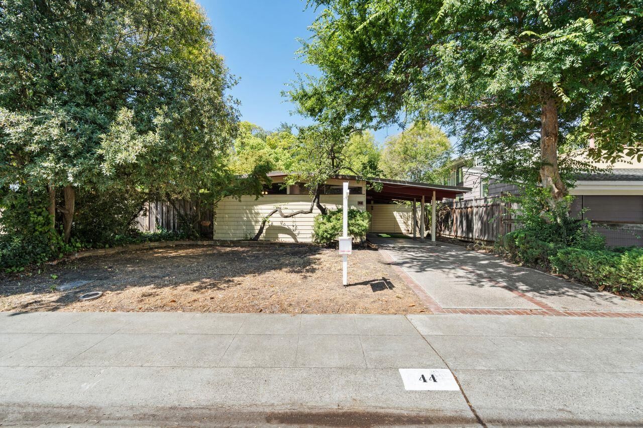 Property Photo: 44 Roosevelt Circle CA 94306