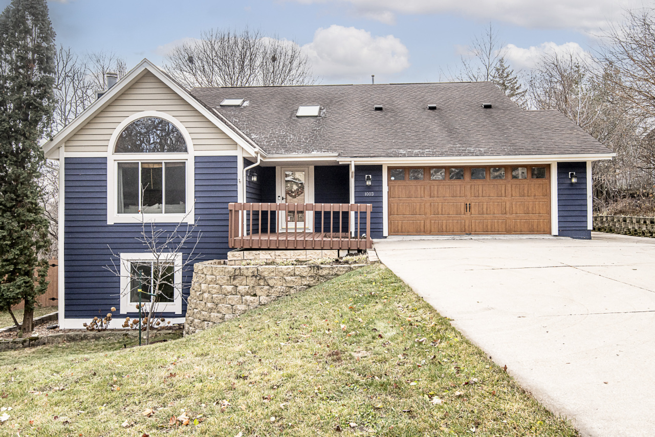 Property Photo:  1003 Larchmont Dr  WI 53186 