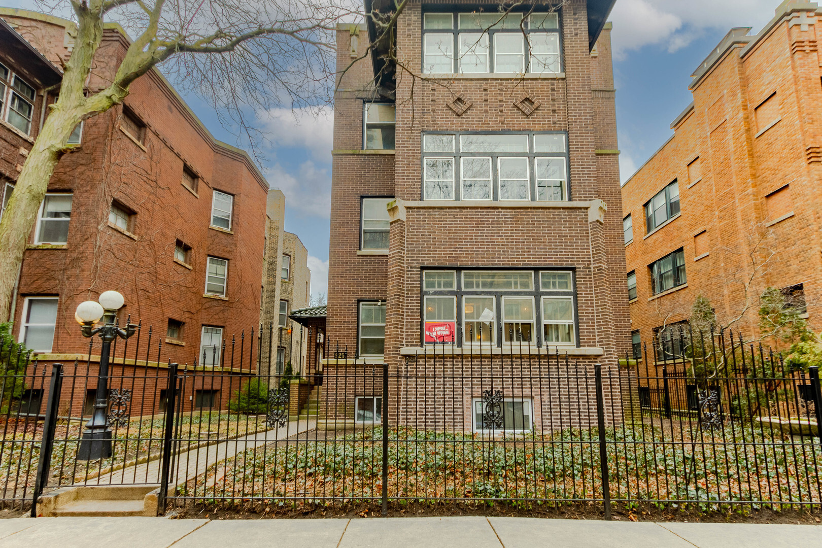 Property Photo: 925 W Winona Street 1 IL 60640