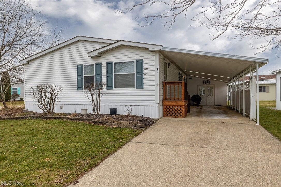 Property Photo: 44 Periwinkle Drive OH 44138