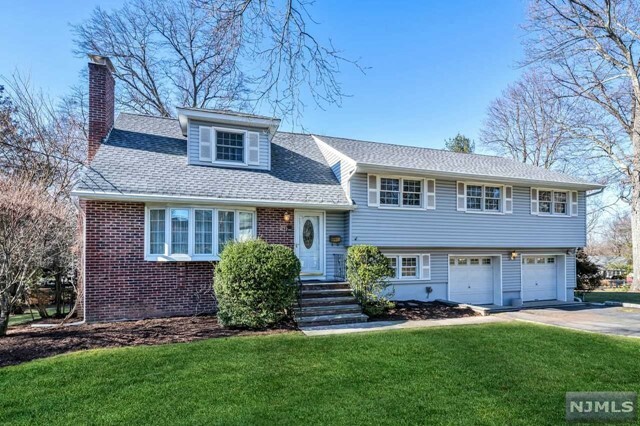 Property Photo:  20 Crest Drive  NJ 07432 