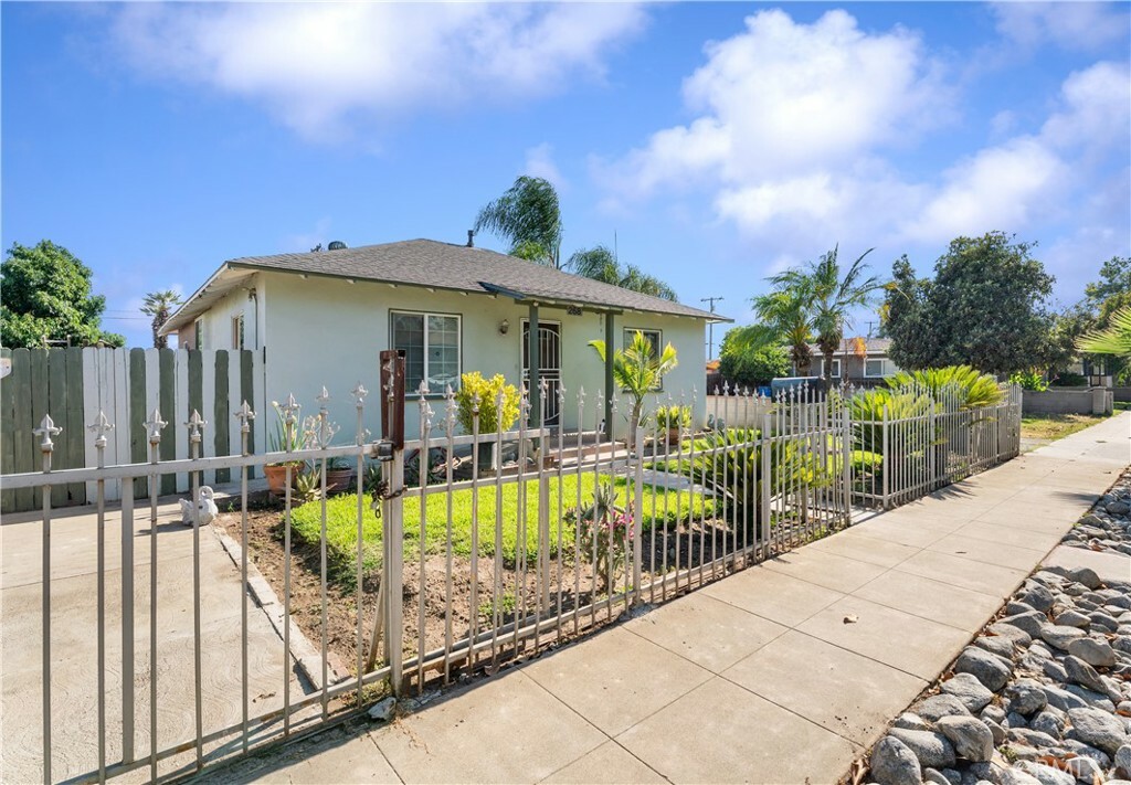 Property Photo:  268 E Magnolia Street  CA 91767 