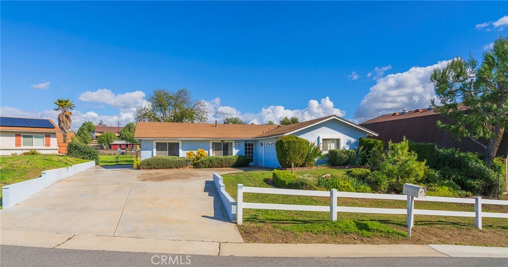 Property Photo:  1411 Hillrise Lane  CA 92860 