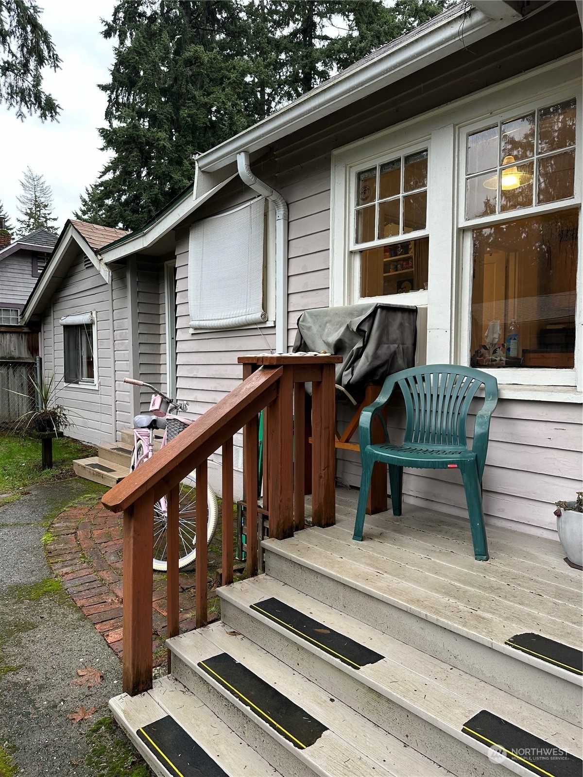 Property Photo:  554 N 137th Street A &Amp B  WA 98133 