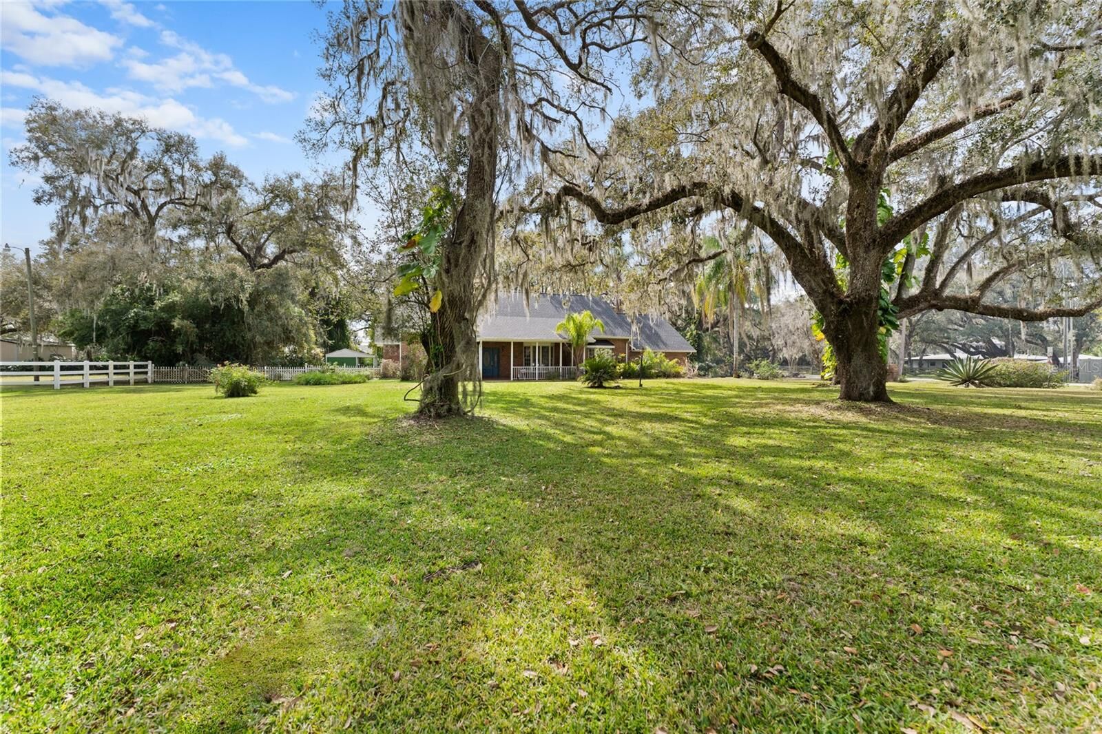 Property Photo:  1409 Country Oaks Lane  FL 33810 