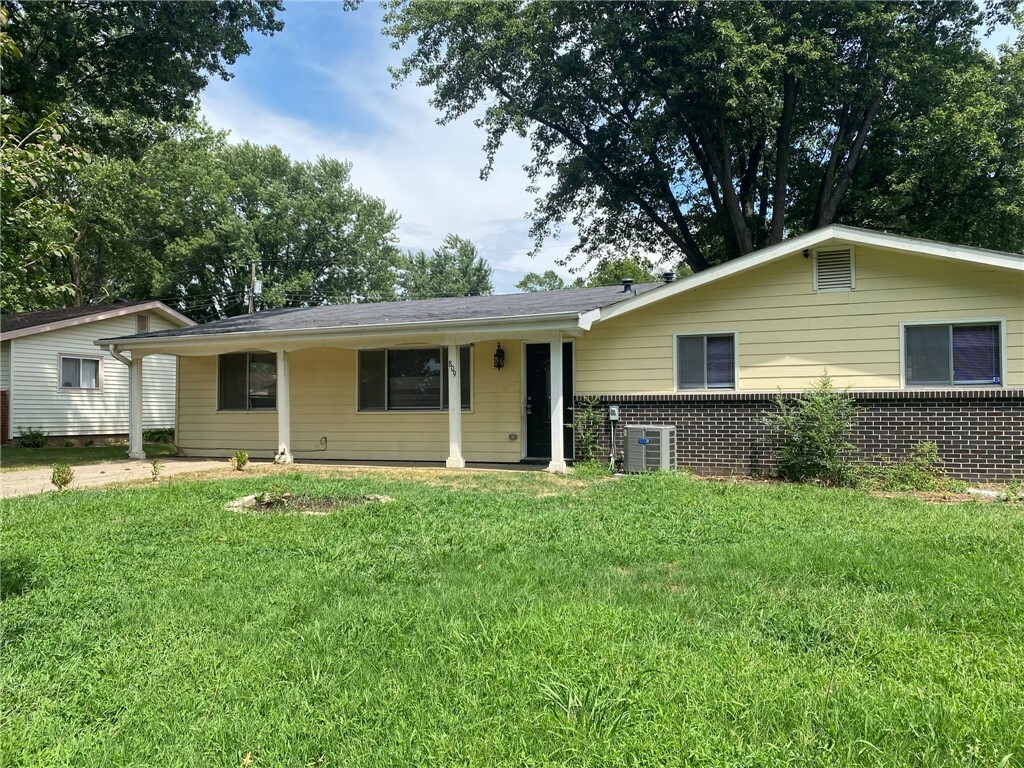 Property Photo: 809 N 14th Place AR 72756