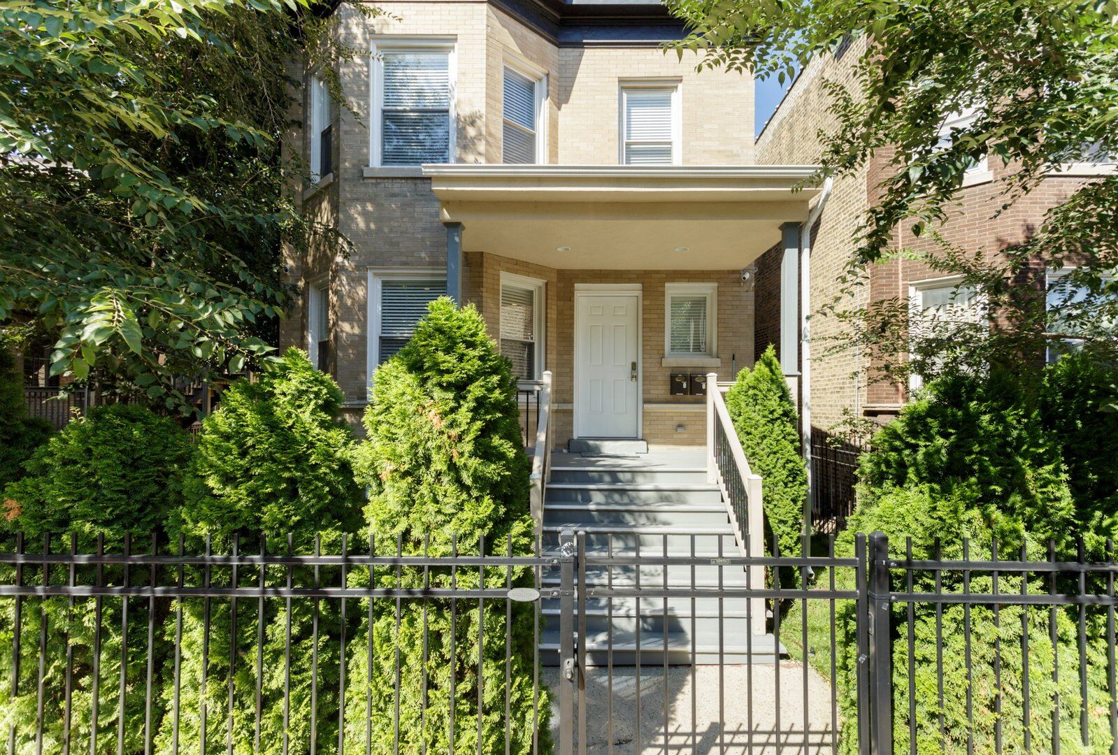 Property Photo: 1058 W Foster Avenue IL 60640