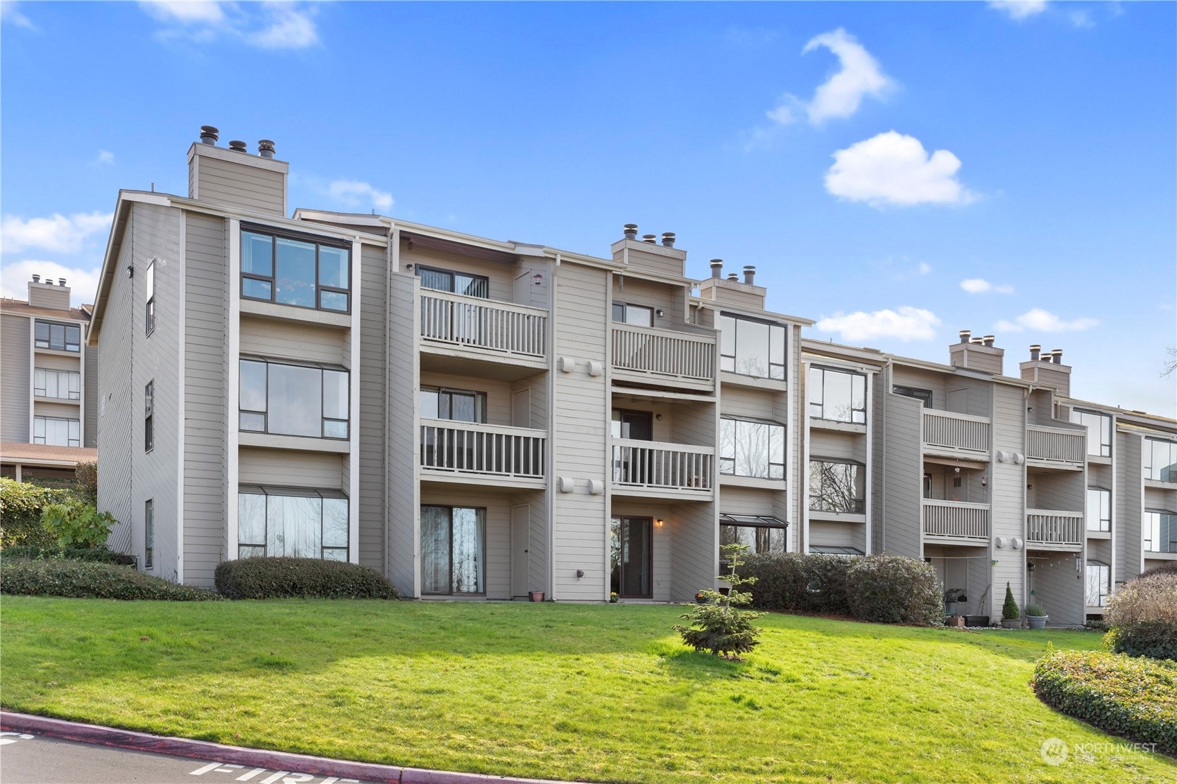 Property Photo:  1301 S Puget Drive A17  WA 98055 