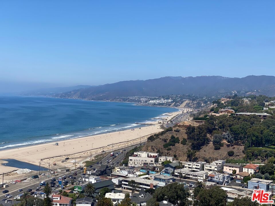 Property Photo:  201   Ocean Ave 1207P  CA 90402 