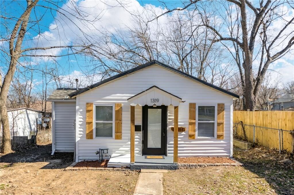 Property Photo: 1319 N Pleasant Street MO 64050