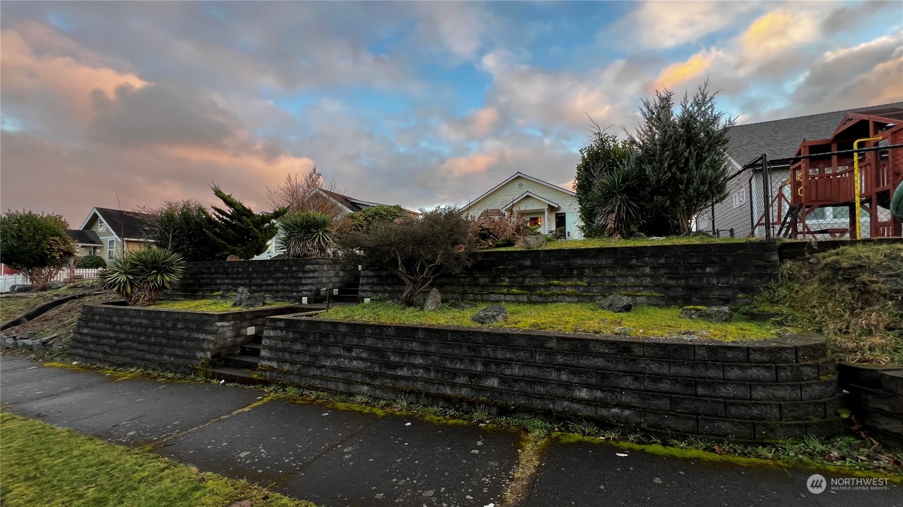 Property Photo:  2806 Leonard Drive  WA 98201 