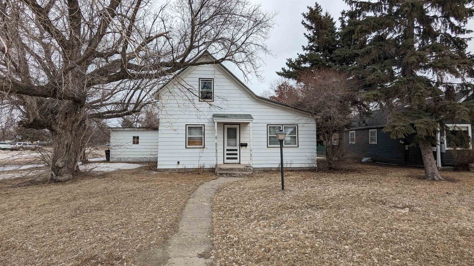 3 bed Bottineau home for sale 401 Brander St, Bottineau, ND 58318