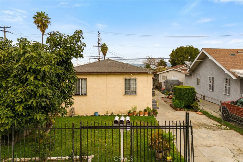 Property Photo:  1525 E 87th Place  CA 90002 