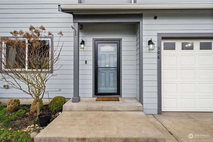 Property Photo:  306 Middleton Court SE  WA 98576 