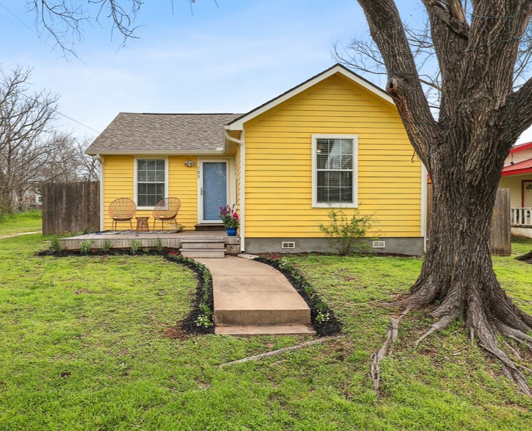 Property Photo:  105 S Avenue A  TX 78621 