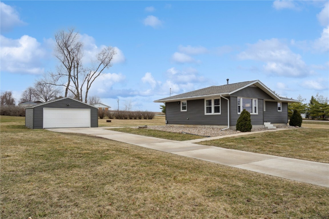 Property Photo:  7104 Selzer Road SW  IA 52228 