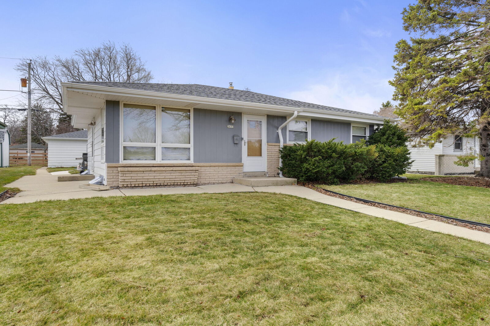Property Photo:  2653 E Bolivar Ave  WI 53235 