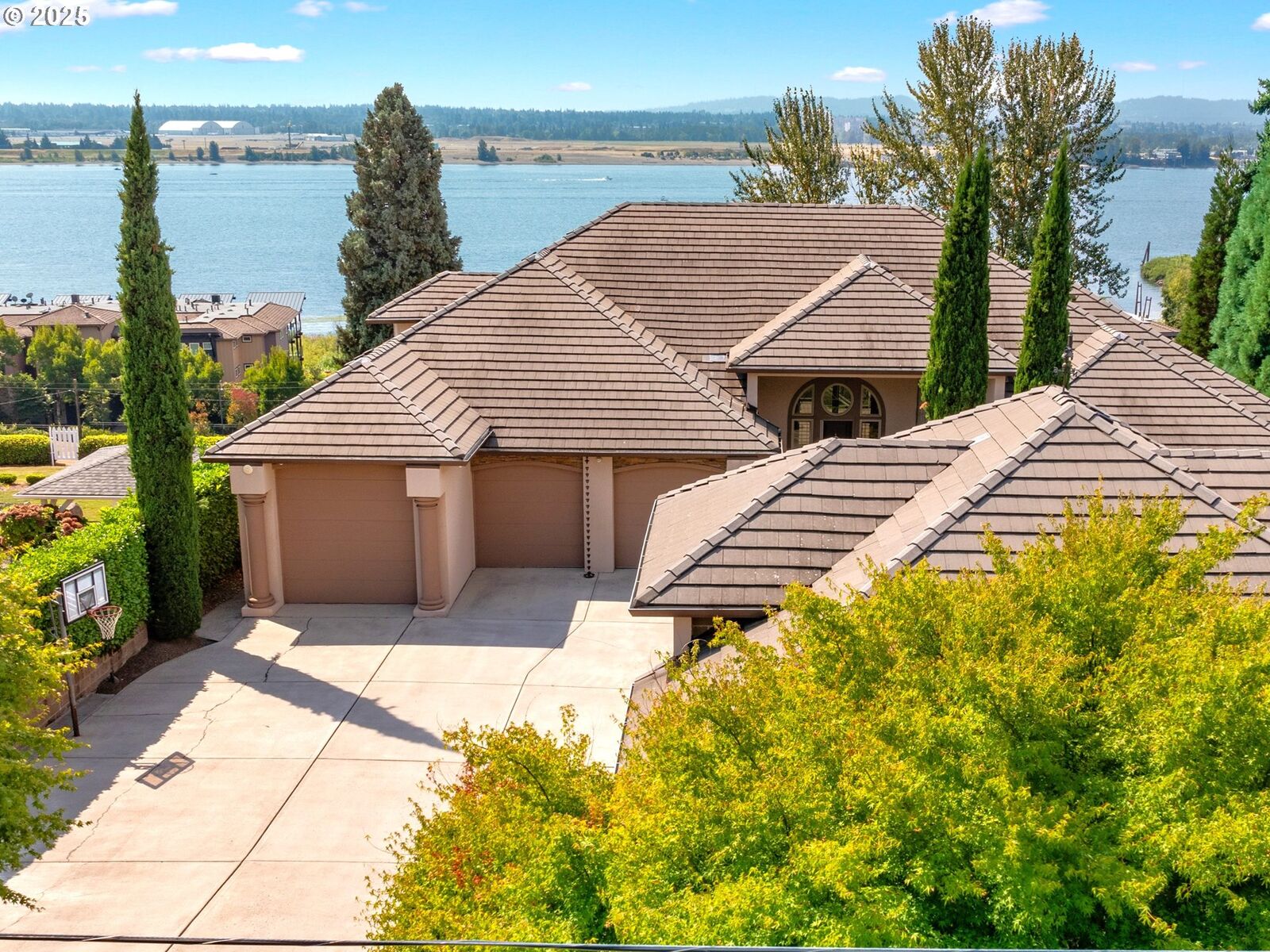 Property Photo:  6019 SE Riverside Dr  WA 98661 