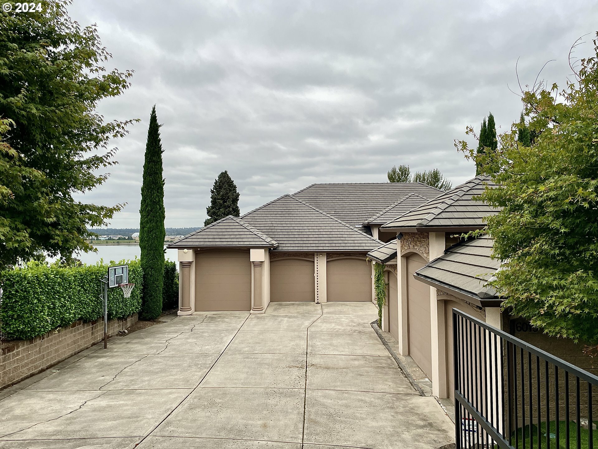 Property Photo:  6019 SE Riverside Dr  WA 98661 