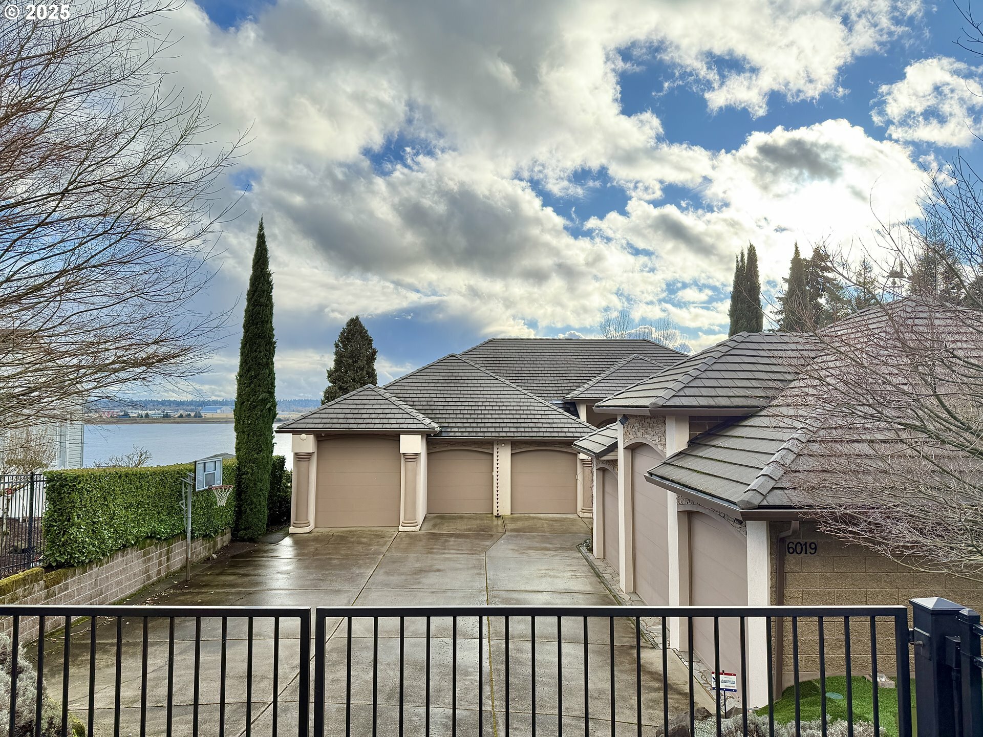 Property Photo:  6019 SE Riverside Dr  WA 98661 