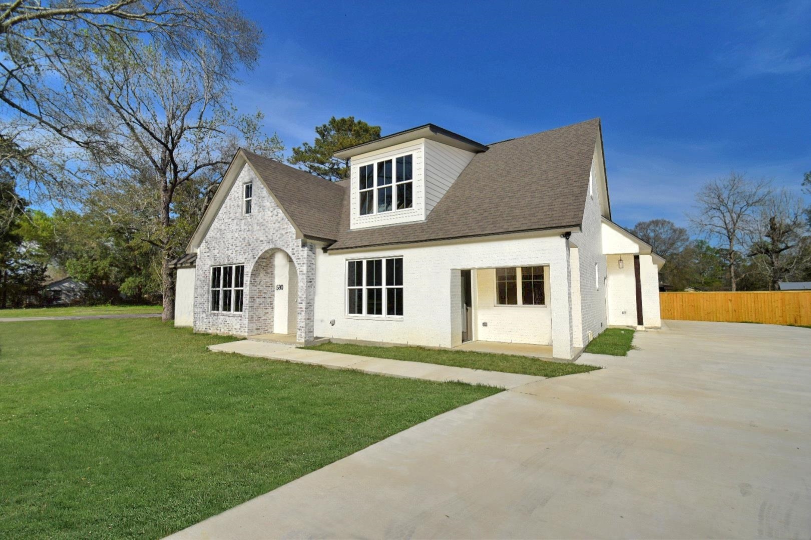 Property Photo:  580 Pine St  TX 77662 
