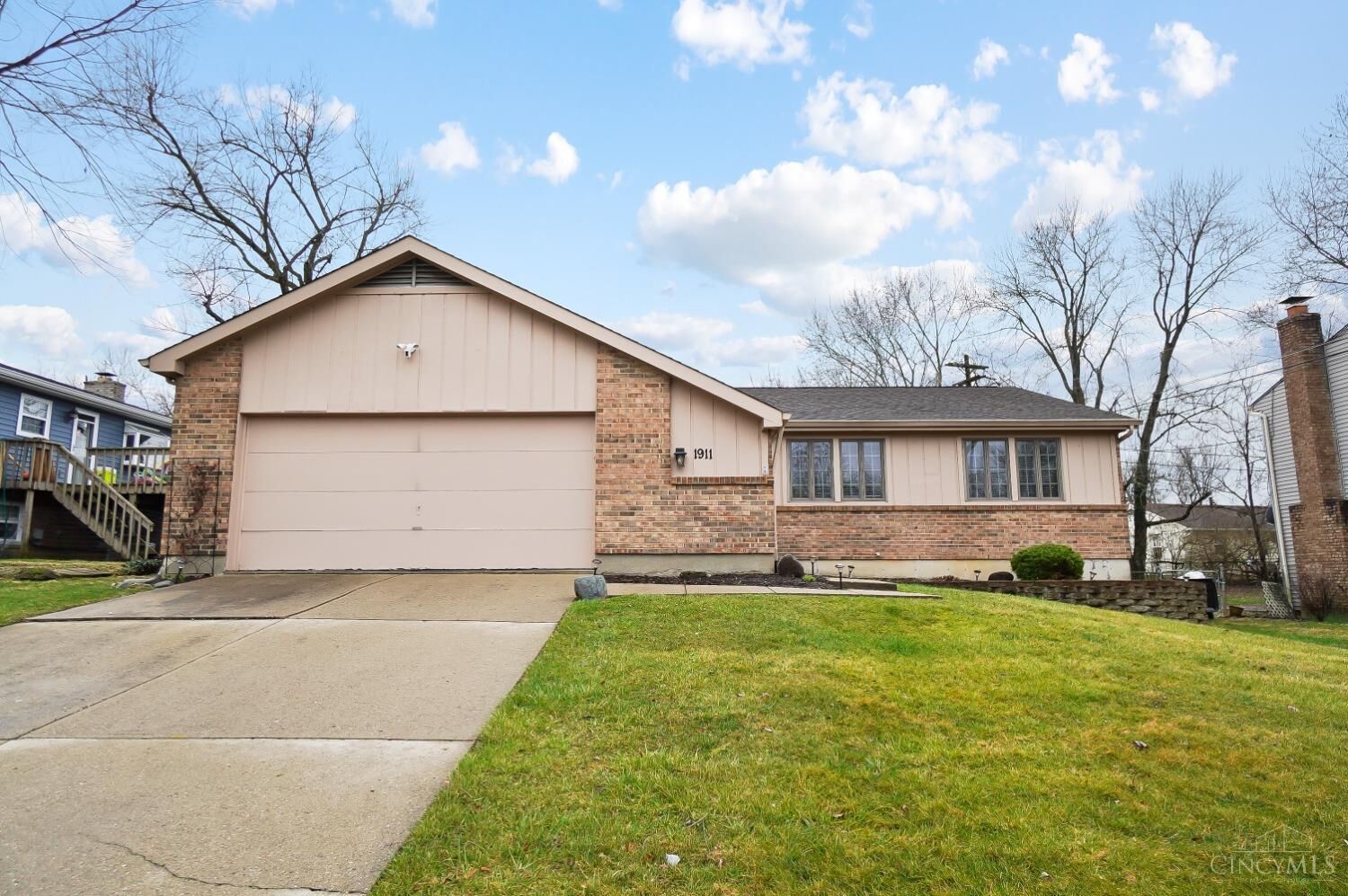 Property Photo: 1911 Broadhurst Avenue OH 45240