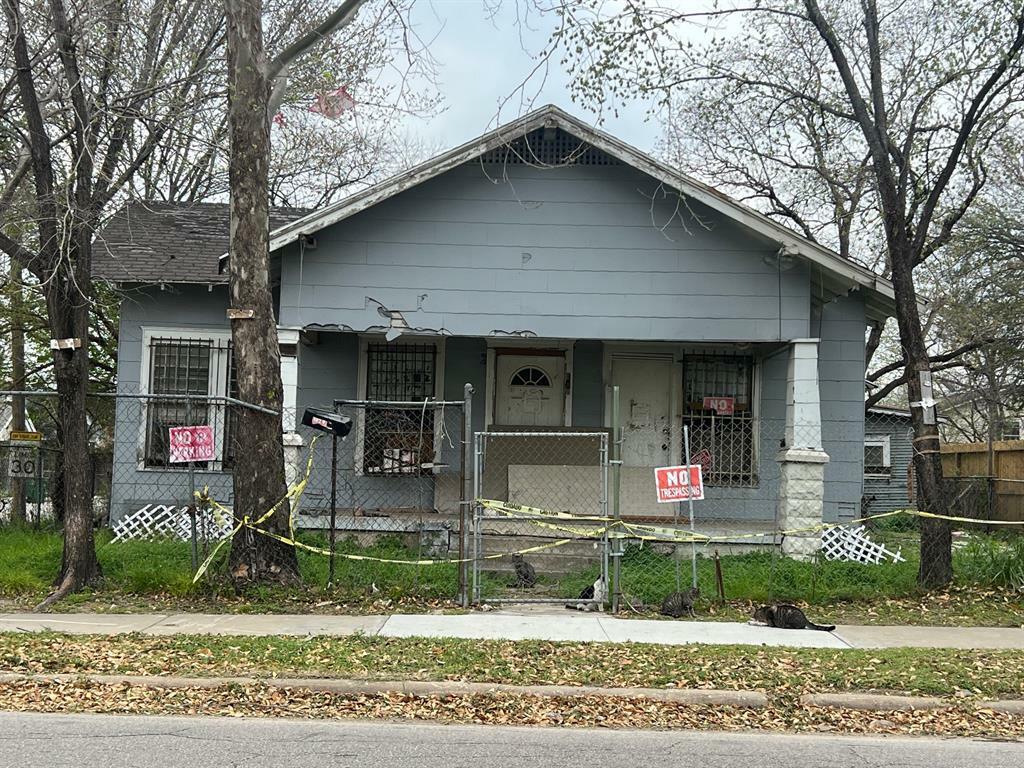Property Photo:  901 Quitman Street  TX 77009 