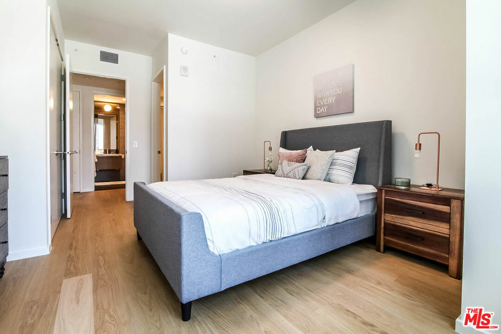 Property Photo:  889 Francisco Street 911  CA 90017 