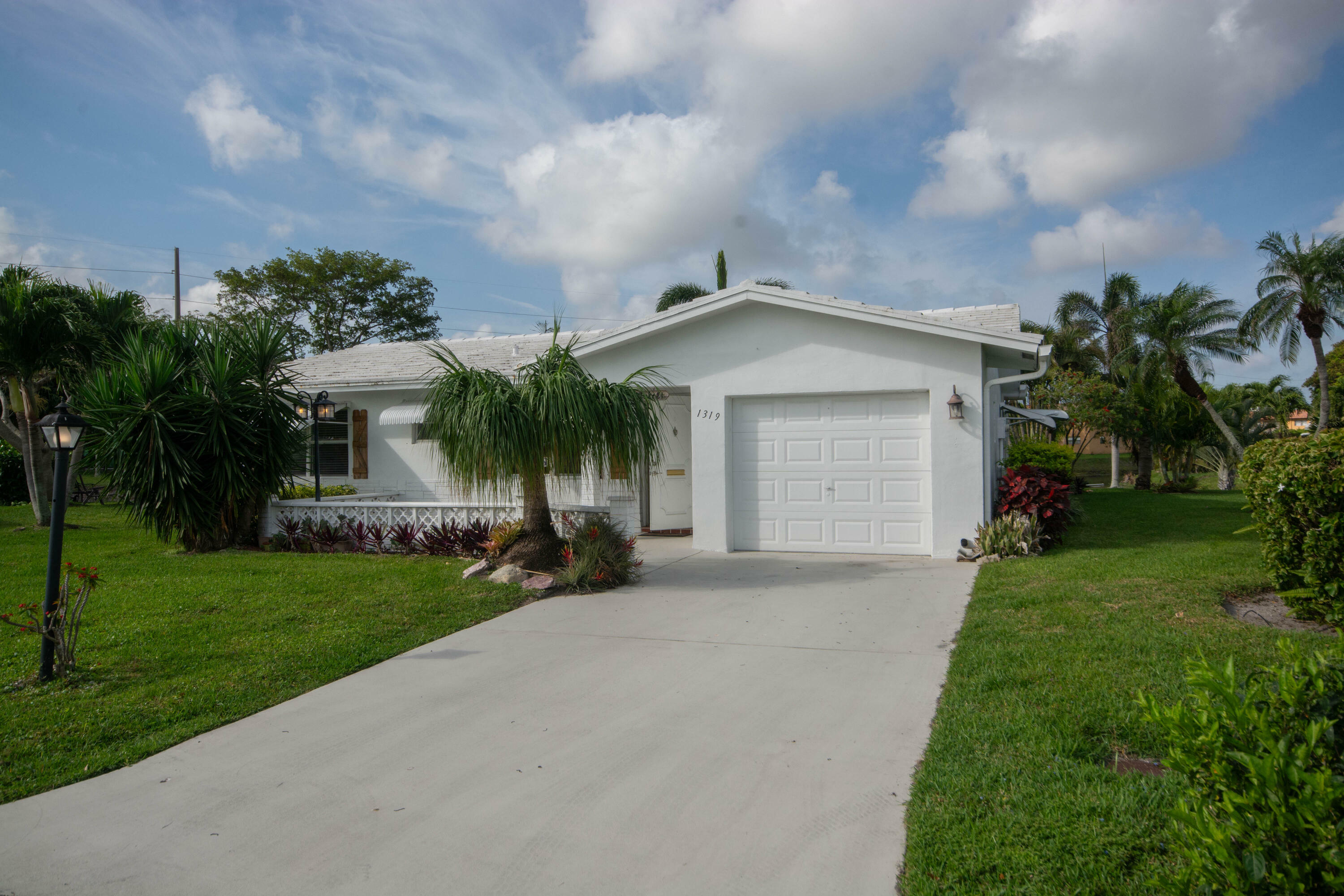 Property Photo:  1319 SW Lake Court  FL 33426 