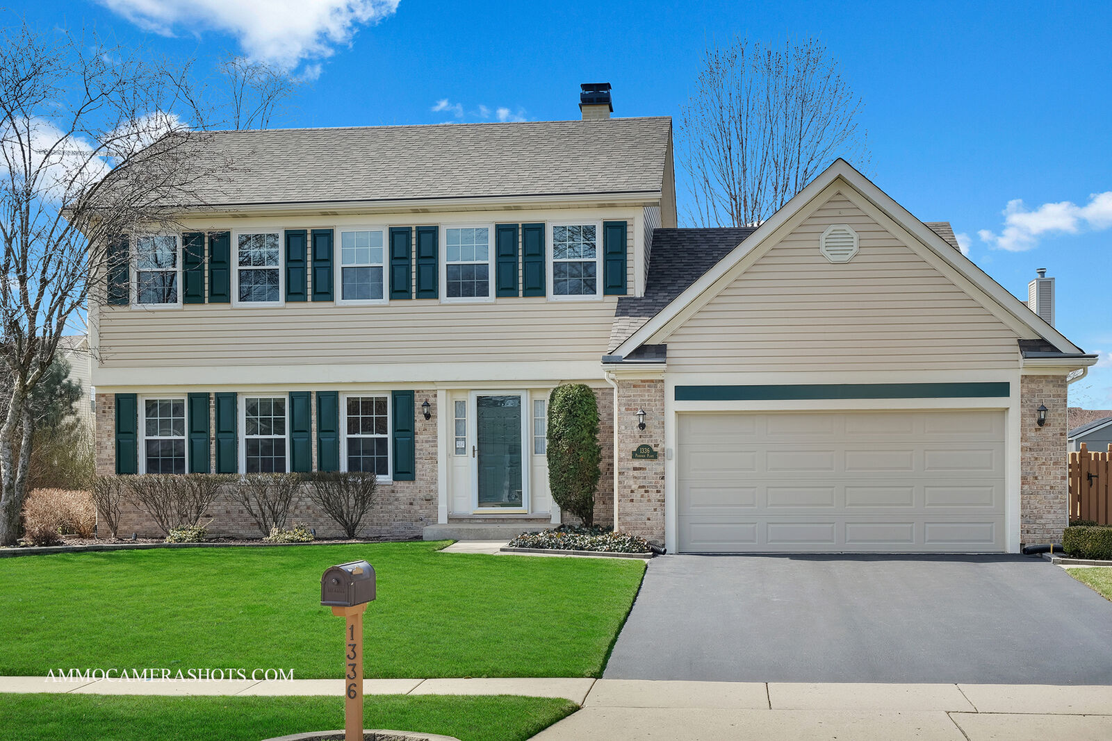 Property Photo: 1336 Paddock Place IL 60103